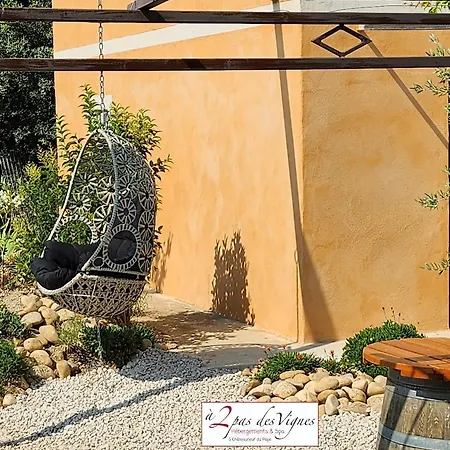 Hébergement de vacances A 2 Pas Des Vignes, Hebergements Et Spa, à Du Pape, Maison Numéro 12 *
