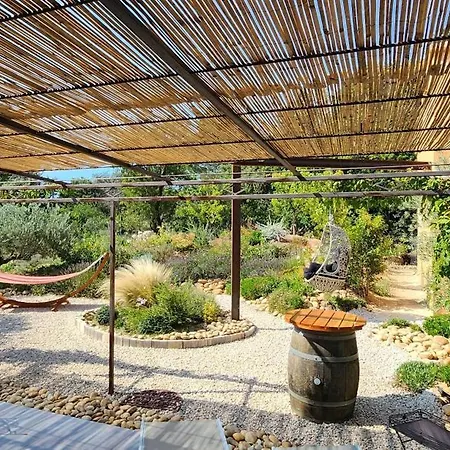 A 2 Pas Des Vignes, Hebergements Et Spa, à Du Pape, Maison Numéro 12